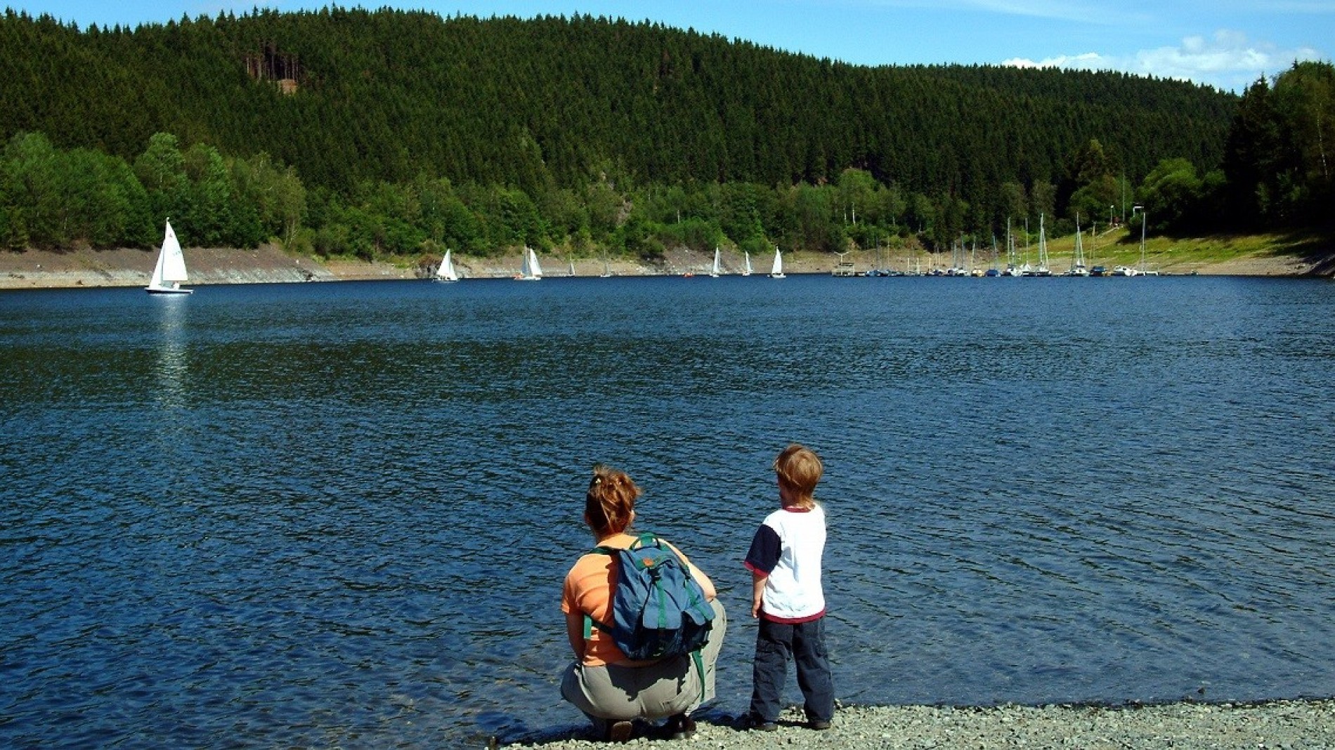 Okersee mit Mutter und Kind